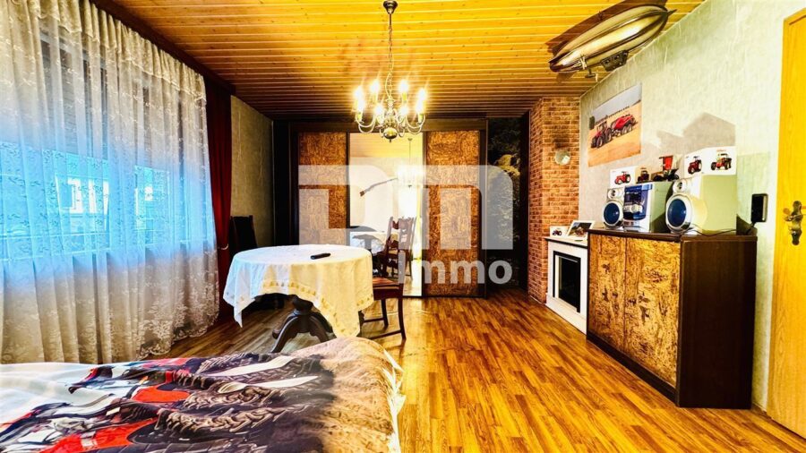 Wohnhausensemble auf großem Grundstück mit Nebengebäuden als langfristige Kapitalanlage - Vorderhaus OG Schlafzimmer / Wohnzimmer